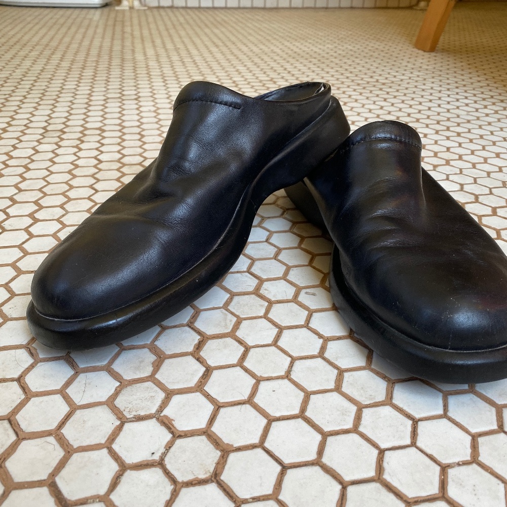 DRESS CLOGS...ITALIAN PREMIUM BLACK LEATHER.....BARELY WORN.....US MEN'S 11